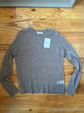 Everlane women’s thin summer Crewneck Sweater in Taupe size M